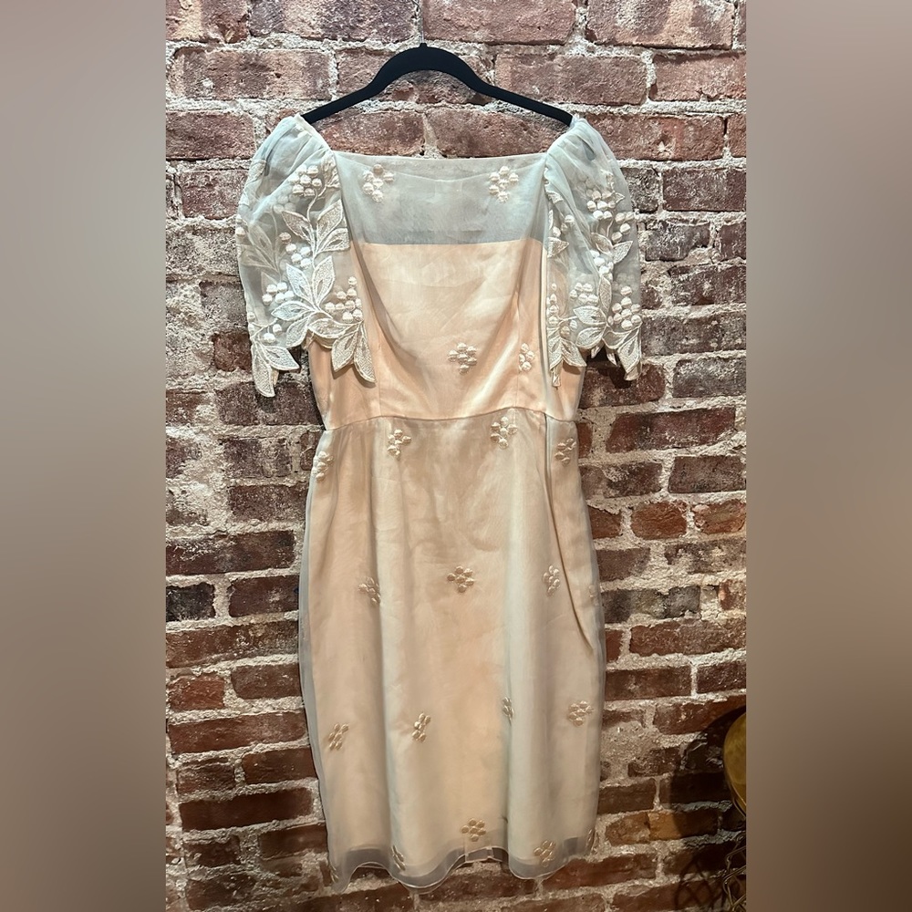 Beige beautiful short dress with details